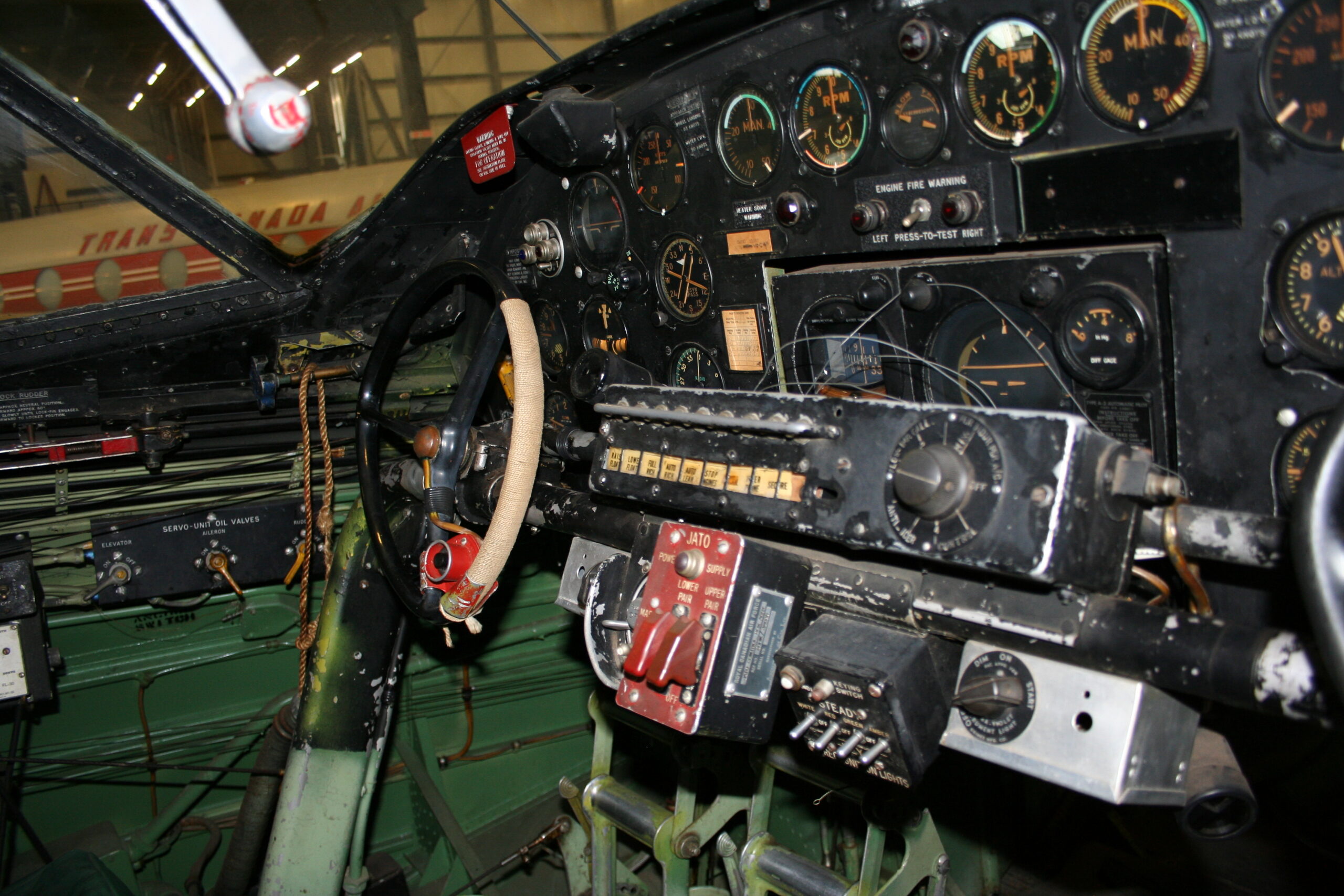 Console du poste de pilotage du Canso