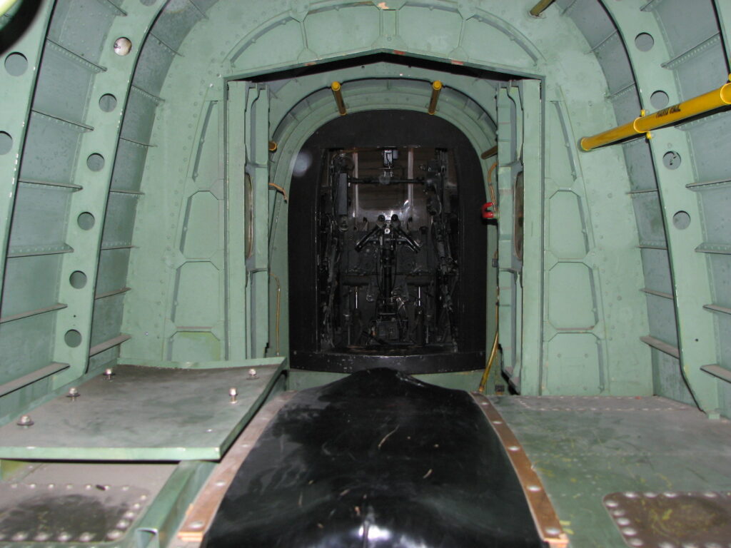 Portes ouvertes de la tourelle arrière d&#039;un Lancaster